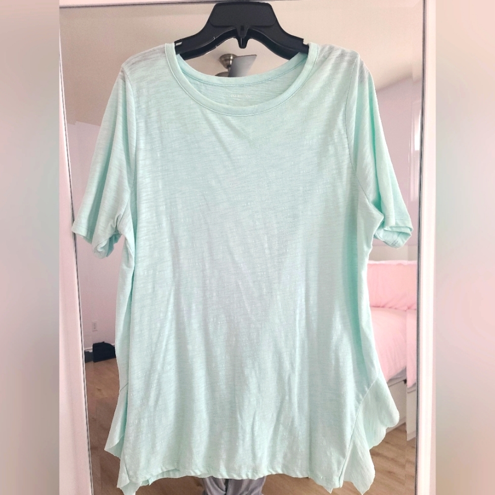 Lane Bryant beautiful mint green short sleeve tunic with cut bottom size 14/16